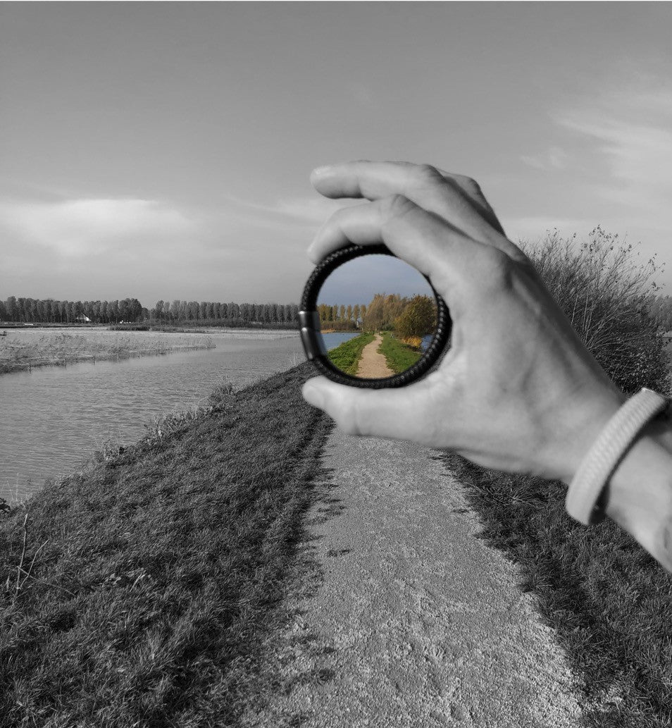 Kleur geven aan een wandelpad in een zwart wit foto van de natuur doormidden van een daimgrade armband