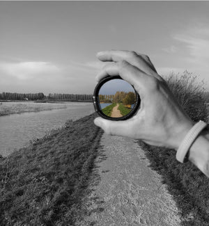 Kleur geven aan een wandelpad in een zwart wit foto van de natuur doormidden van een daimgrade armband 